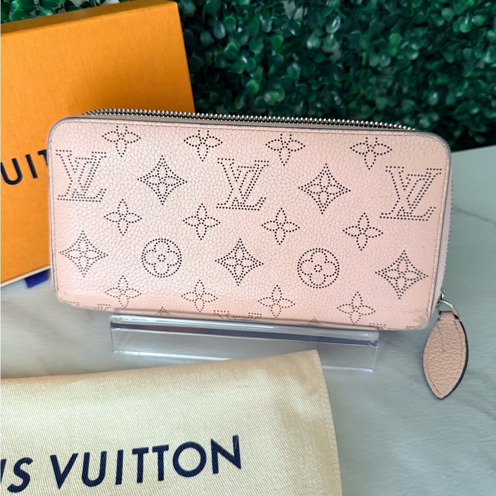 Louis Vuitton Pink Mahina Monogram Zipped Continental Wallet Authentic - Picture 3 of 10